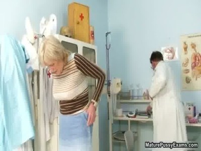 Mature grandma gets her tight